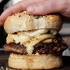 Burger de boeuf au Comté fondant & oignon caramélisés & bacon grillé