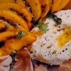 Salade italienne aux pêches rôties & burrata crémeuse