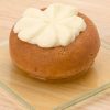 Baba au rhum parfumé aux ecorces d'agrumes accompagné de son petit shot de rhum